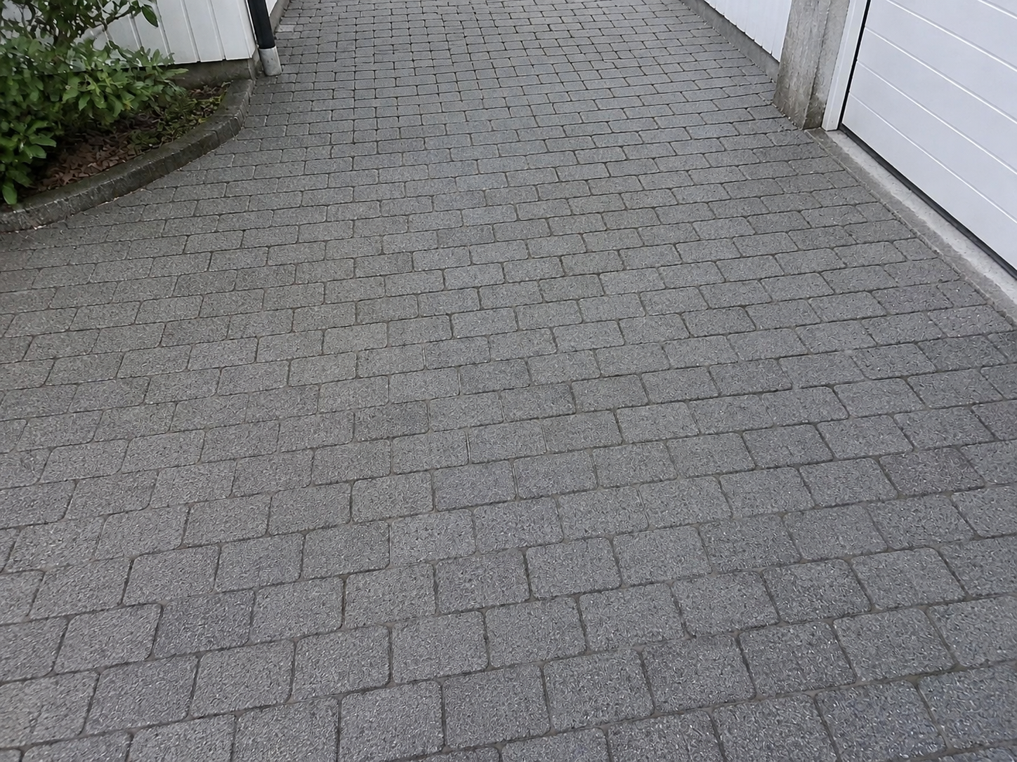 Ren stenlagd uppfart efter högtryckstvättning