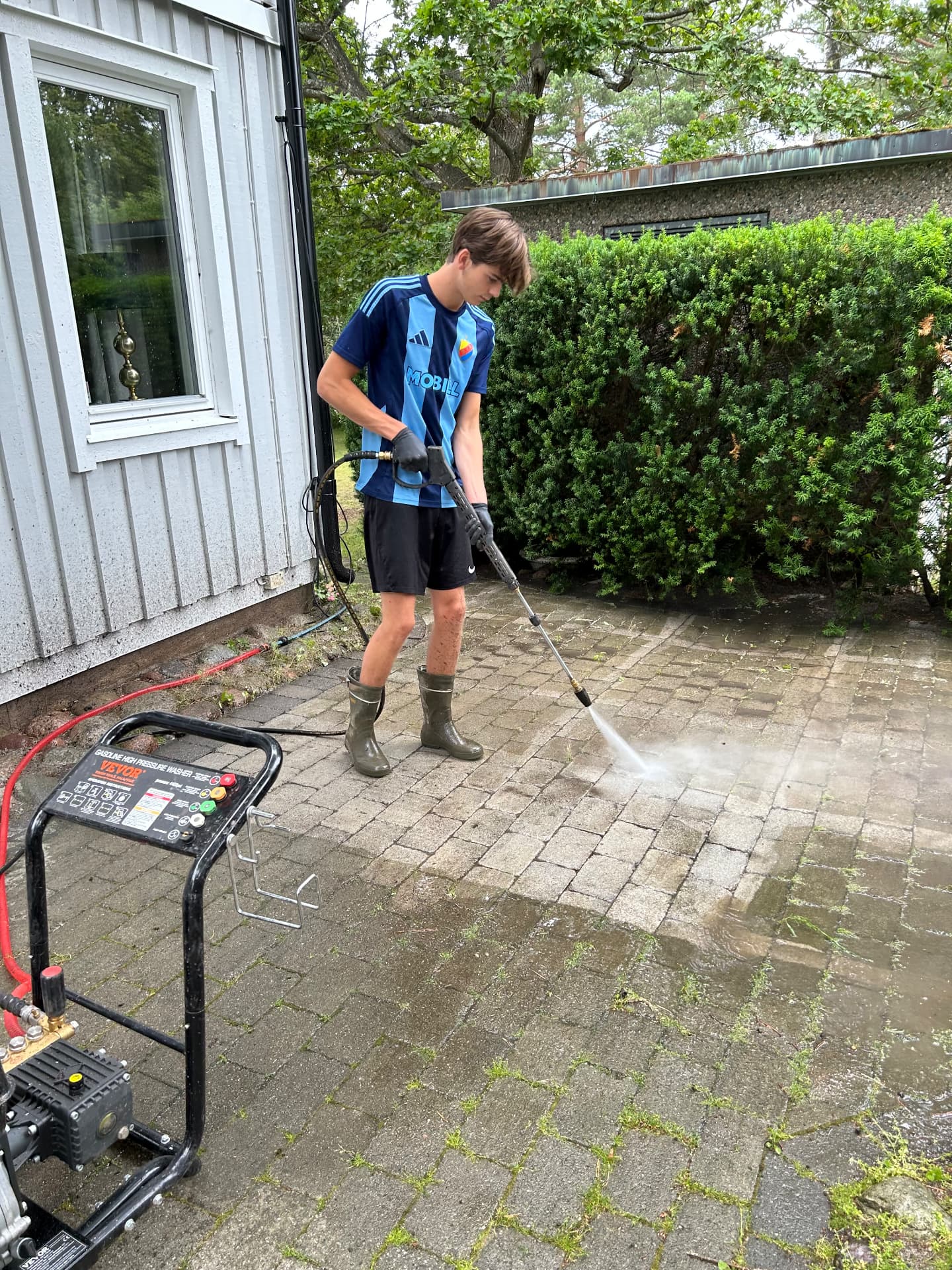 Högtryckstvätt av stenlagd uteplats vid villa